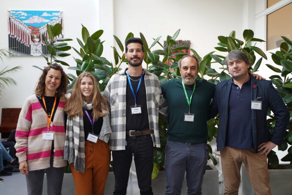 Il team che ha organizzato l'Hackathon: sono 5 persone riprese in piedi mentre sorridono in posa.