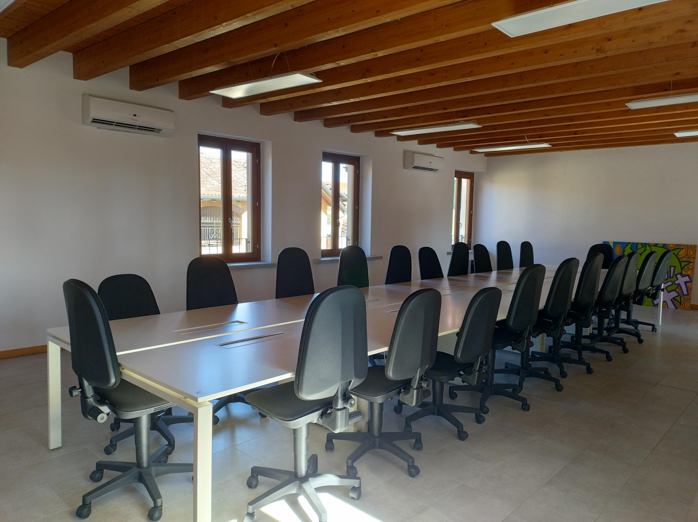 immagine di una sala con sedie